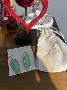 Kendra Scott Mint Green Danielle Drop Earrings in Gold